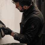 Enduit sur brique appliqué par artisan sur mur