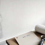 Blanc pur RAL 9010 : mur peint intérieur lumineux, nuancier et rouleau