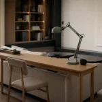 Coin bureau salon : bureau étroit derrière canapé, chaise glissée