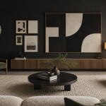 Décorer un grand mur salon : tableau XXL noir et blanc dans un grand cadre bronze