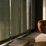 Habiller des fenêtres : voilages, stores et films pour plus d’intimité et de lumière