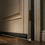 Isoler phoniquement une porte : bas de porte acoustique et joints
