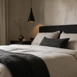 Noir et blanc chambre : textures et lumière, lit et rideaux en lin