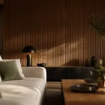 Panneau décoratif en bois à tasseaux fins en chêne clair dans un salon lumineux