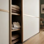 Porte placard sur mesure coulissante, laquée blanche, rail discret et vantaux