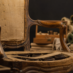 Rénovation fauteuil voltaire : tapissier restaure l’assise