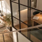 Verrière pour mezzanine fermée : lumière préservée, salon lumineux