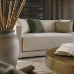Décoration bambou intérieur : panneau mural noir ajouré dans un salon lumineux