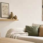 Décorer un mur blanc : cadres et textures