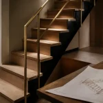 Escaliers sur mesure en bois, trémie et finitions bois et bronze